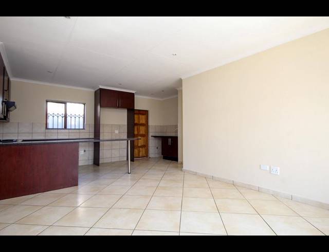3 BEDROOM TOWNHOUSE FOR SALE IN THATCHFIELD